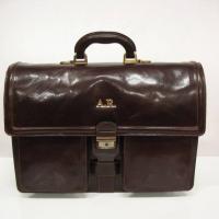 Cartera maletín de piel de Ubrique grabada.