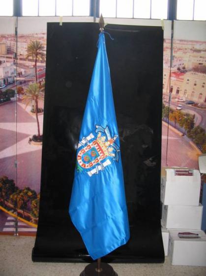 Bandera de raso reglamentaria para despachos y eventos de Melilla