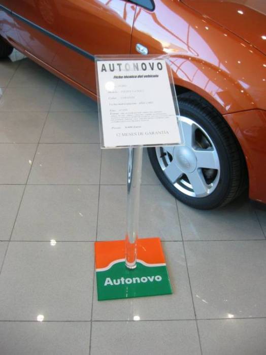 Fabricaci&oacute;n y rotulaci&oacute;n de cartel expositor.  Autonovo Porta ficha de coche Dos Hermnas Sevilla