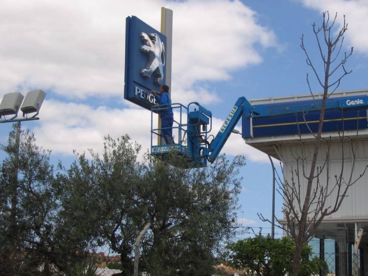 Peugeot Automares Sevilla. Mantenimiento y reparación de rótulos y luminosos. 