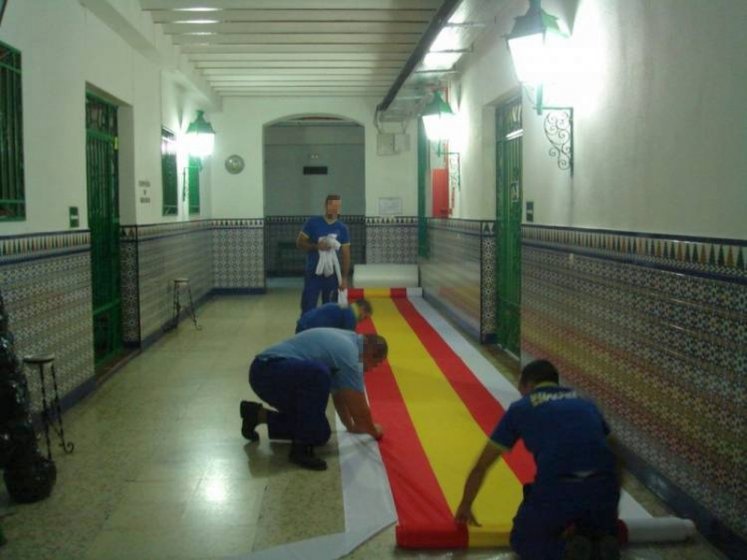 Preparación de bandera de España en rollos DIFAS 07 Sevilla