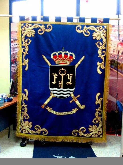 Repostero tapiz Escudo FUTER. Bordado en hilo de oro y grecas. Cuartel General de la Fuerza Terrestre Sevilla