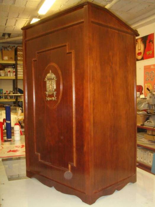 REWE 32 El Copero. Fabricaci&oacute;n de Atril en madera lacada. Sevilla