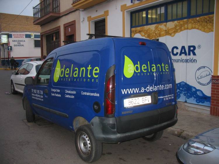 Rotulación de furgoneta en vinilo de corte. Dos Hermanas Sevilla