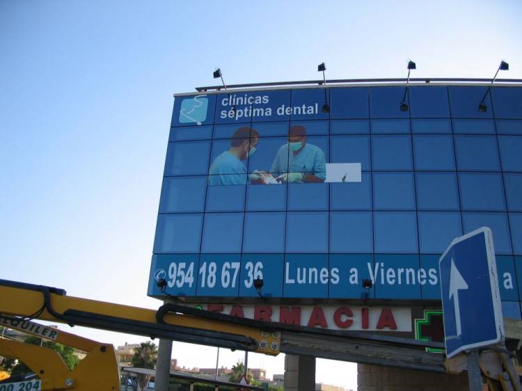 Rotulación de vinilos de corte. Clínica Séptima dental Sevilla. Rotulación del frente de fachada 