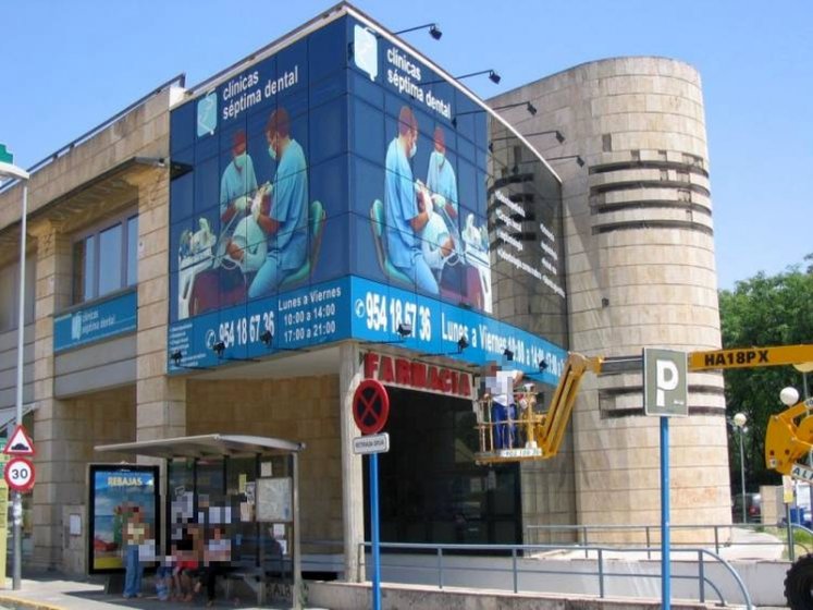 Rotulación de vinilos de corte. Clínica Séptima dental Sevilla. Rotulación del frente de fachada 