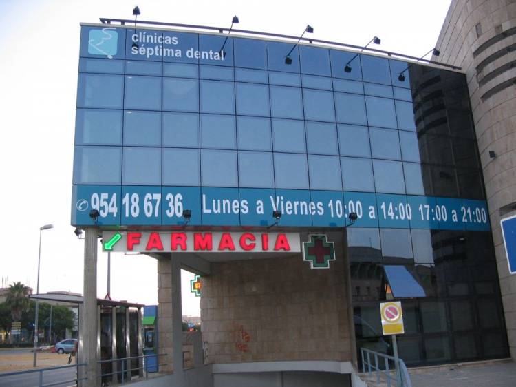 Rotulación de vinilos de corte. Clínica Séptima dental Sevilla. Rotulación del frente de fachada 