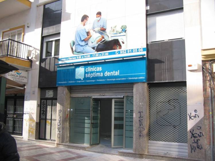 Rótulo cartel con vinilos con imágen corpórea en pvc + impresión digital. Clínicas Séptima Dental Málaga