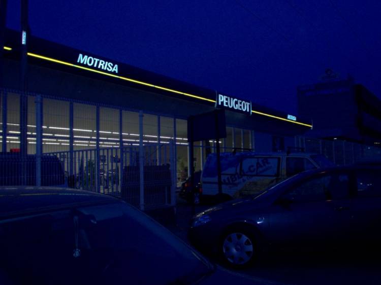 Rótulo cartel luminoso Peugeot Motrisa Sevilla. Reparación, reconstrucción y limpieza