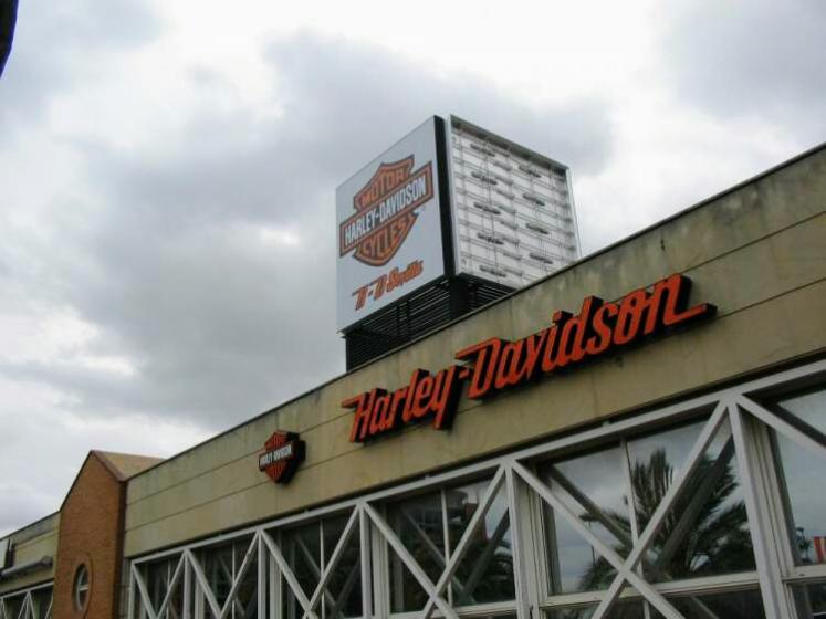 Rótulo Cubo Totem con cajas luminosas y lona tensada. Harley Dadvison Sevilla