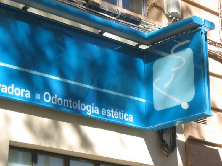 Rótulo luminoso Banderola. Clínica Séptima Dental Gaspar Alonso