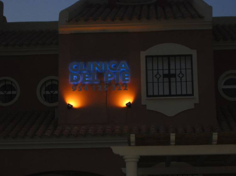 Rótulo luminoso con letras corpóreas en acero inoxidable con led. Clinica del pie ( de noche ) Montequinto