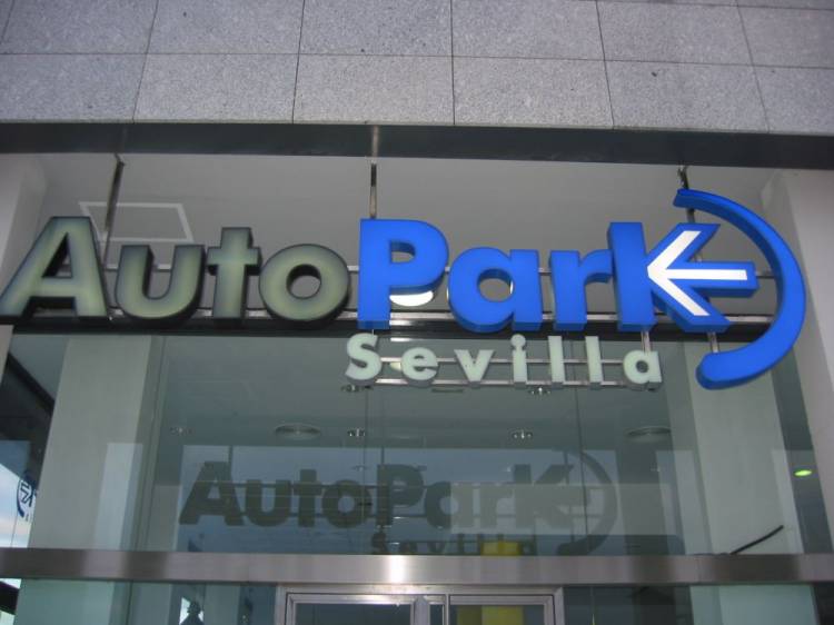 Rótulo luminoso con letras corpóreas en acero inoxidable con neón. Sevilla