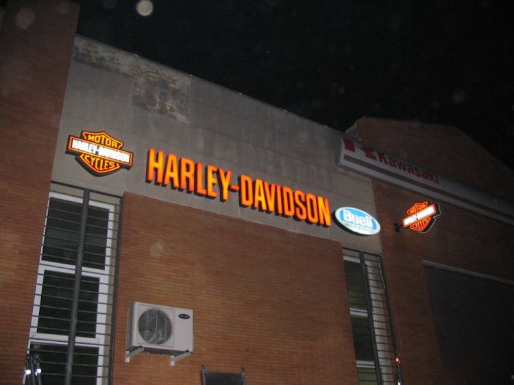 Rótulo luminoso con letras corpóreas con neón. Harley Davidson Sevilla