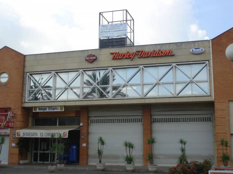 Rótulo luminoso. Cubo Totem Harley Dadvison Sevilla