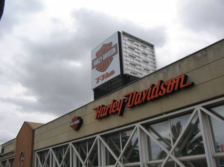 Rótulo luminoso. Cubo Totem Harley Dadvison Sevilla