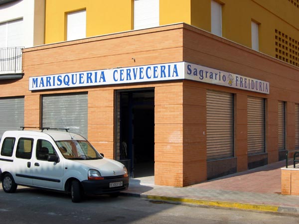 Rótulo luminoso. Fachada de Cervecería Sagrario Dos Hermanas Sevilla