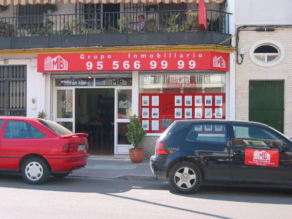 Rótulo luminoso. Fachada de MB Dos Hermanas Sevilla