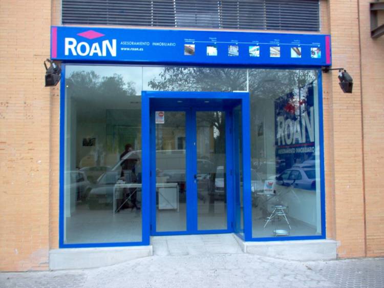 Rótulo luminoso. Roan Inmobiliara frente Sevilla
