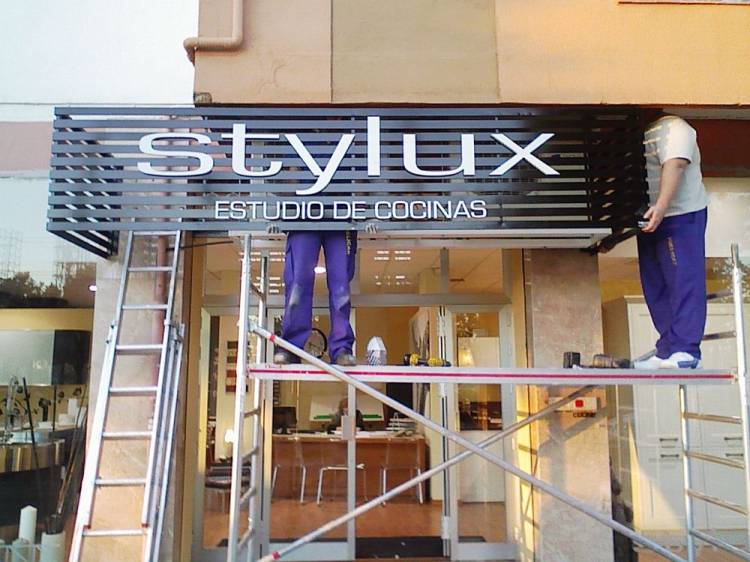 Rótulo PVC + frente de acero y mayorquina Stylux Los Remedios Sevilla