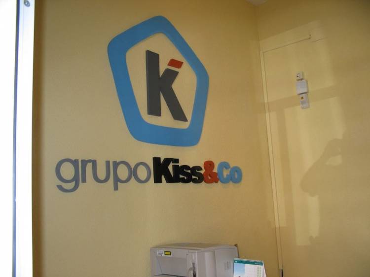 Rótulo Pvc de 19 mm pintado Grupo Kiss&co Dos Hermanas Sevilla