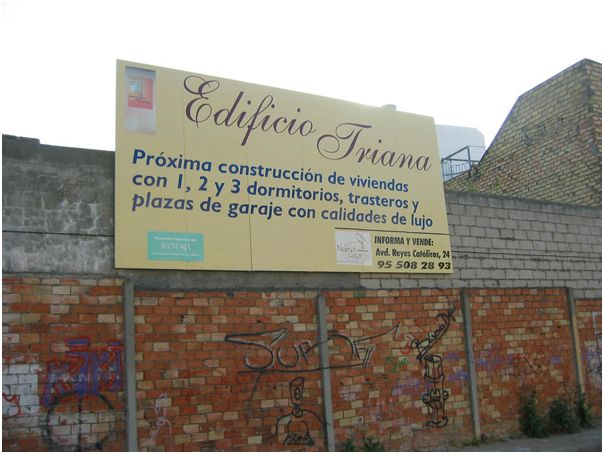 Valla publicitaria o cartelera, as&iacute; como cartel de obra  panelable y rotulada con vinilo. Amarillo triana 8x3 Sevilla