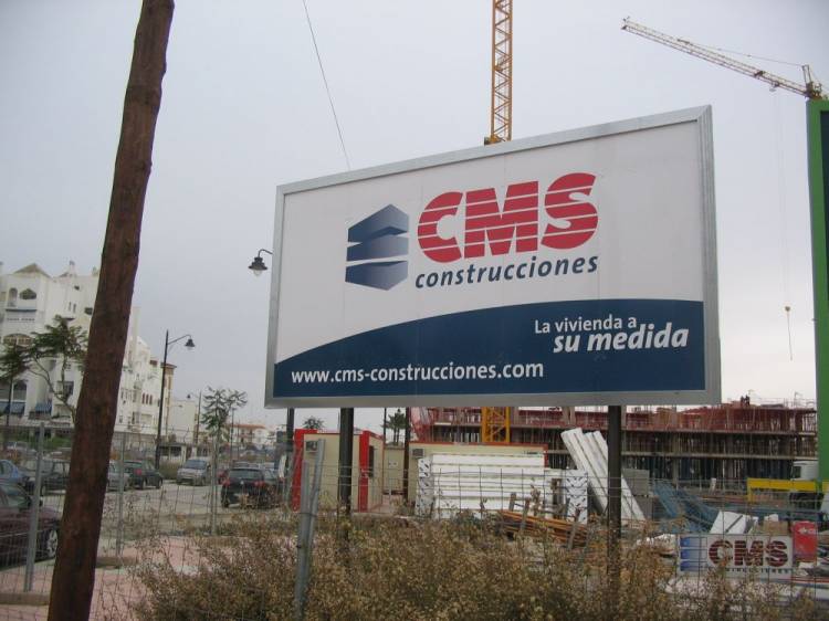 Valla publicitaria o cartelera, así como cartel de obra  panelable y rotulada con vinilo. CMS Estepona Málaga