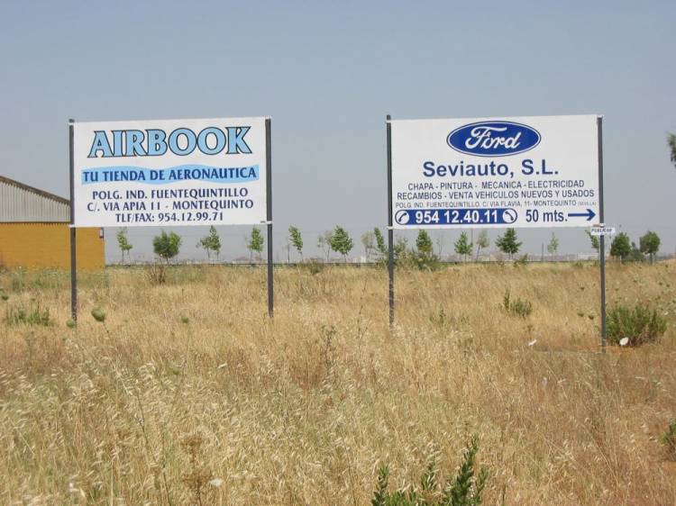 Valla publicitaria o cartelera, así como cartel de obra  panelable y rotulada con vinilo. Ford 4x3 Sevilla