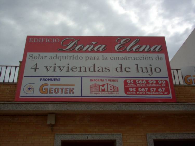 Valla publicitaria o cartelera, así como cartel de obra  panelable y rotulada con vinilo. Geotex Sevilla