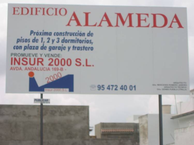 Valla publicitaria o cartelera, así como cartel de obra  panelable y rotulada con vinilo. Insur 2000 4x3 Sevilla