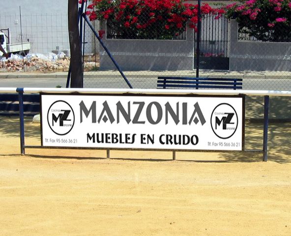 Valla publicitaria o cartelera, así como cartel de obra  panelable y rotulada con vinilo. Manzonia 3x1 Sevilla