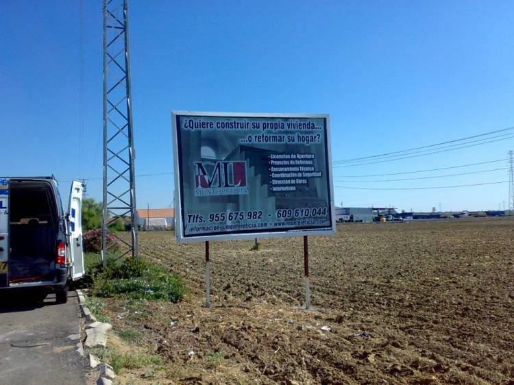 Valla publicitaria o cartelera, así como cartel de obra  panelable y rotulada con vinilo. Valla 4x3 Monteleticia Sevilla