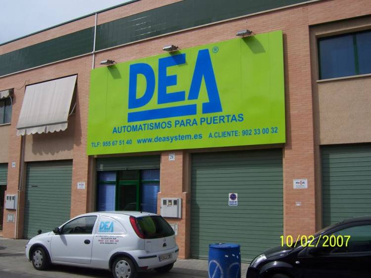 Valla publicitaria o cartelera, así como cartel de obra  panelable y rotulada con vinilo. Valla de 6,71x3 mts como rótulo