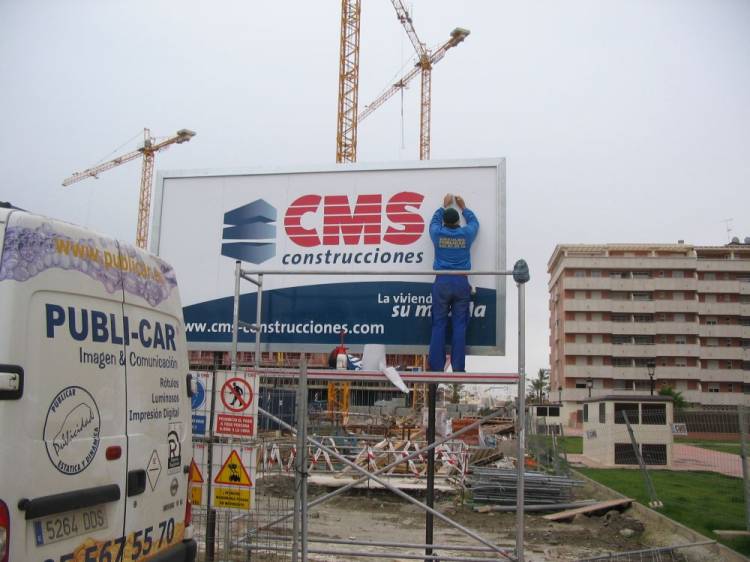 Valla publicitaria o cartelera, as&iacute; como cartel de obra  panelable y rotulada con viniloMontaje Estepona M&aacute;laga