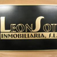 Rótulo cartel Latón 10 mm. alto relieve Leonsot Inmobiliaria Sevilla
