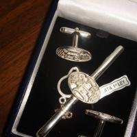 Set de gemelo y pisacorbata en Plata de ley. Regalos de protocolo en Sevilla
