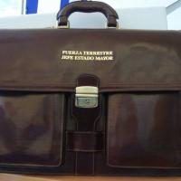 Cartera maletín de piel de Ubrique grabada. General de Estado Mayor del Cuartel General de Fuerza Terrestre Futer Sevilla