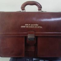 Cartera maletín de piel de Ubrique grabada. Miembro del Eurocuerpo.