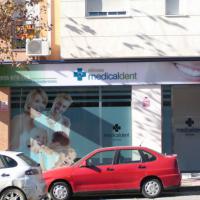 Fachada clínicas Medicaldent Dos Hermanas. Rotulación de vinilos en Sevilla