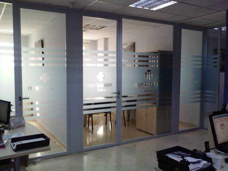 Ácido Oficinas centrales de Clínicas Medicaldent Franquicias. Rotulación de vinilos en Sevilla