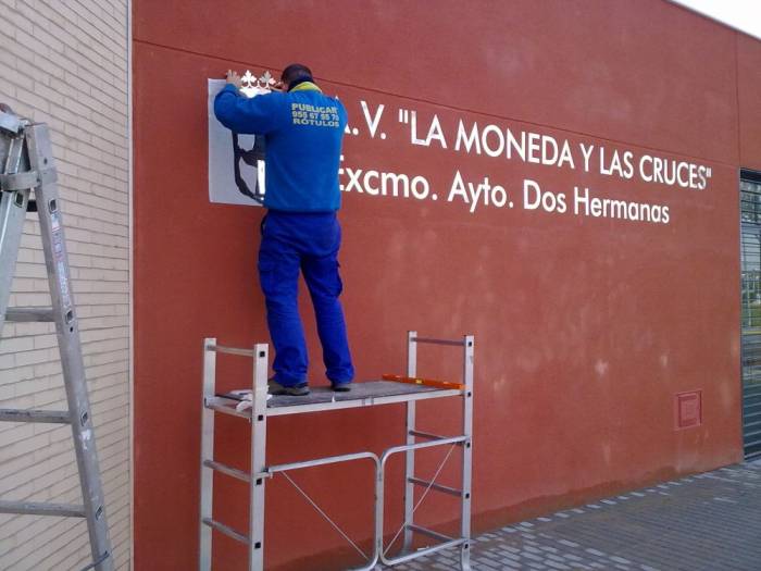 Asociación La Moneda Dos Hermanas Sevilla, Rótulo acero inox recortado