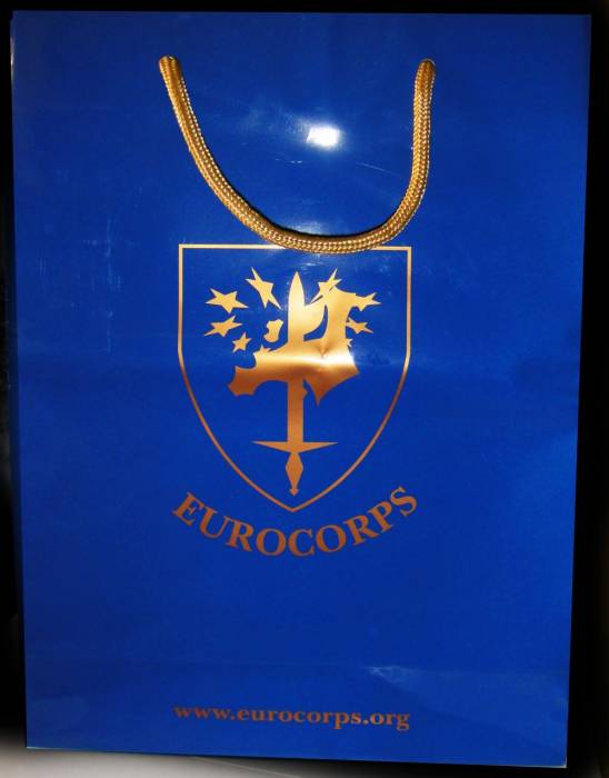 Bolsa plastificada con refuerzos y asa de cordón. Eurocorps