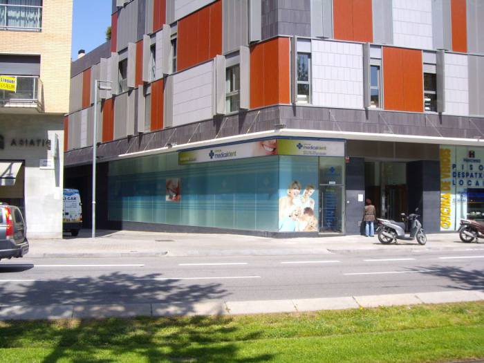 Clínicas Medicaldent Avda. Diagonal Barcelona.  Rotulación de vinilos en impresión digital y al ácido