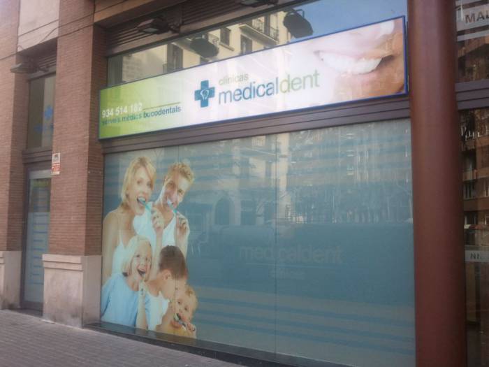 Clínicas Medicaldent C/ Mallorca Barcelona.  Rotulación de vinilos en impresión digital y al ácido