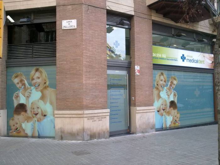 Clínicas Medicaldent C/ Mallorca Barcelona.  Rotulación de vinilos en impresión digital y al ácido