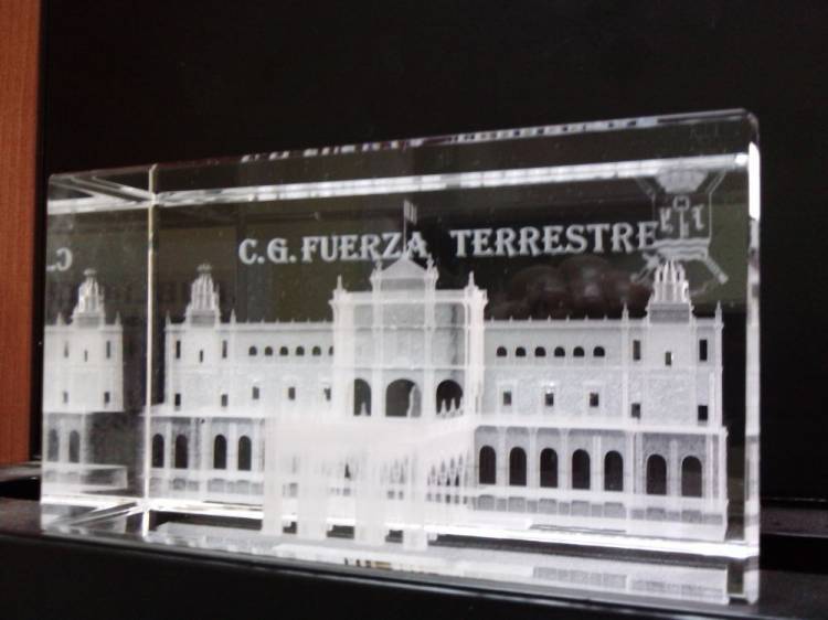 Cuartel General de la Fuerza Terrestre Cubo trofeo  cristal al láser