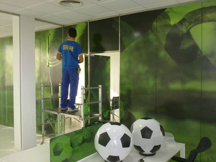 Decoración sobre cristal Promosport Sevilla.  Rotulación de vinilos en impresión digital