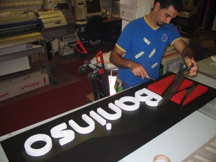 Fabricaci&oacute;n y rotulaci&oacute;n Baninson Poliestireno Dos Hermanas Sevilla