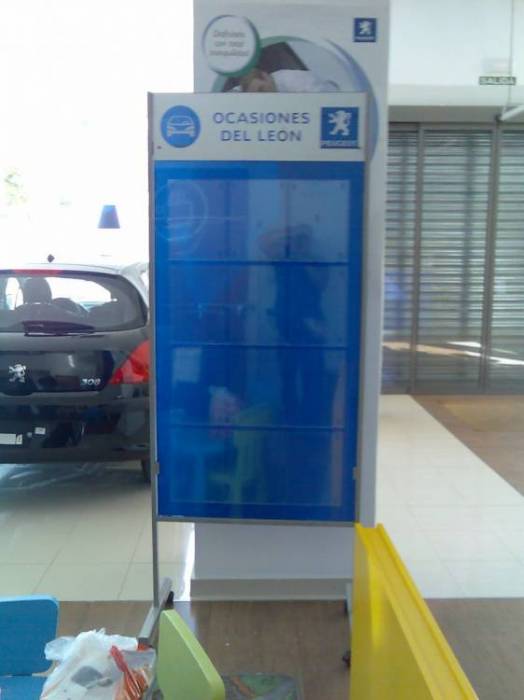 Fabricaci&oacute;n y rotulaci&oacute;n Expositor porta ofertas Peugeot Automares y Pisa, Sevilla