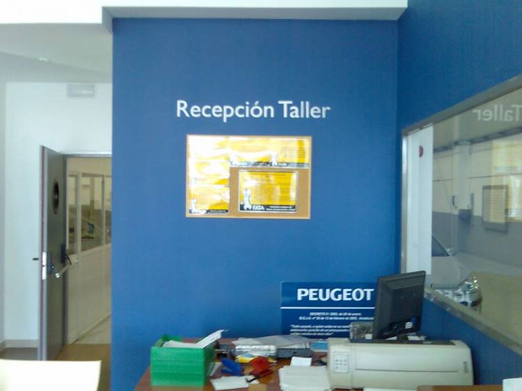 Fabricación y rotulación Peugeot Automares Pisa Sevilla, Metacrilato 5 mm